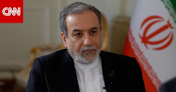 وزير الخارجية الإيراني عباس عراقجي يتحدث خلال مقابلة مع شبكة CNN.