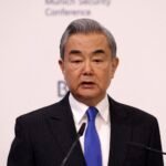 وزير الخارجية الصيني: بكين ترصد بوادر احترام من واشنطن وتدعو للتعاون 2 وزير الخارجية الصيني وانغ يي يتحدث في مؤتمر ميونيخ للأمن حول العلاقات الأمريكية الصينية والأزمة الأوكرانية.