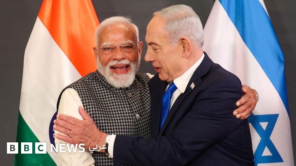 صورة تجمع رئيس الوزراء الإسرائيلي بنيامين نتنياهو ونظيره الهندي ناريندرا مودي، تعكس حفاوة الاستقبال والتقارب بين البلدين.