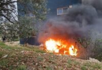 مستوطنون يضرمون النيران في مزارع ومركبات فلسطينية في قرية دوما بالضفة الغربية، في سياق اعتداءات متزايدة.