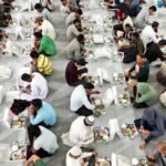 صورة توضيحية لغبقة رمضانية في الكويت، تظهر تجمع الأهل والأصدقاء حول مائدة طعام تقليدية.