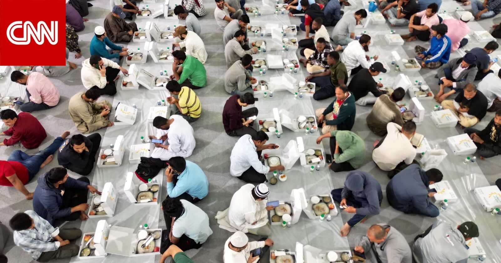 صورة توضيحية لغبقة رمضانية في الكويت، تظهر تجمع الأهل والأصدقاء حول مائدة طعام تقليدية.