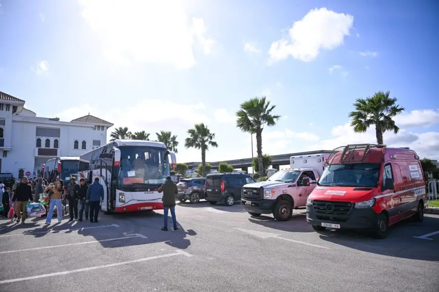 صورة تظهر عملية توزيع المساعدات الغذائية على الأسر المتضررة من الفيضانات في مدينة القصر الكبير.