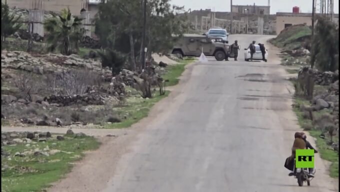 توغل إسرائيلي في القنيطرة: حاجز تفتيش جديد يثير القلق في الصمدانية الشرقية 6 مشهد لحاجز عسكري إسرائيلي يتم نصبه على طريق ترابي في قرية الصمدانية الشرقية بريف القنيطرة السوري.