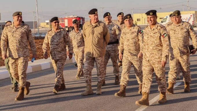 اللواء الركن يوسف الحنيطي يتفقد مشاريع عسكرية ويشارك وجبة الإفطار مع مرتبات مجموعة الأنظمة المسيرة في الأردن.