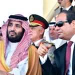 صورة توضيحية لكابلات اتصالات بحرية تربط بين القارات، مع إبراز نقاط العبور الاستراتيجية في المنطقة.