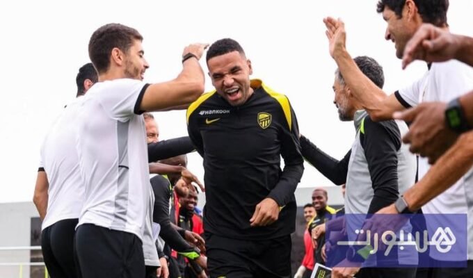 يوسف النصيري بقميص الاتحاد السعودي، يرمز لاستمرارية تأثير اللاعبين المغاربة في تاريخ النادي العريق.