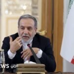 وزير الخارجية الإيراني عباس عراقجي يتحدث للصحافة بعد جولة محادثات نووية.