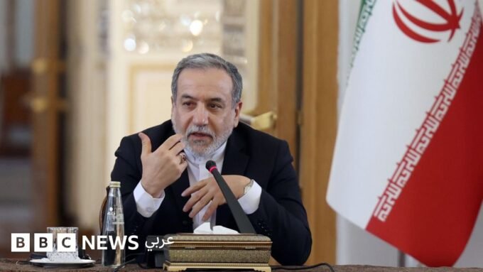 وزير الخارجية الإيراني عباس عراقجي يتحدث للصحافة بعد جولة محادثات نووية.