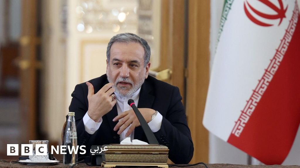 وزير الخارجية الإيراني عباس عراقجي يتحدث للصحافة بعد جولة محادثات نووية.