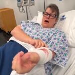 ابتكار في التعليم الطبي: جامعة نيفادا تستعين بممثلين لتدريب الأطباء المستقبليين 4 طلاب طب يتفاعلون مع ممثل يجسد دور مريض في بيئة محاكاة سريرية بجامعة تورو نيفادا.