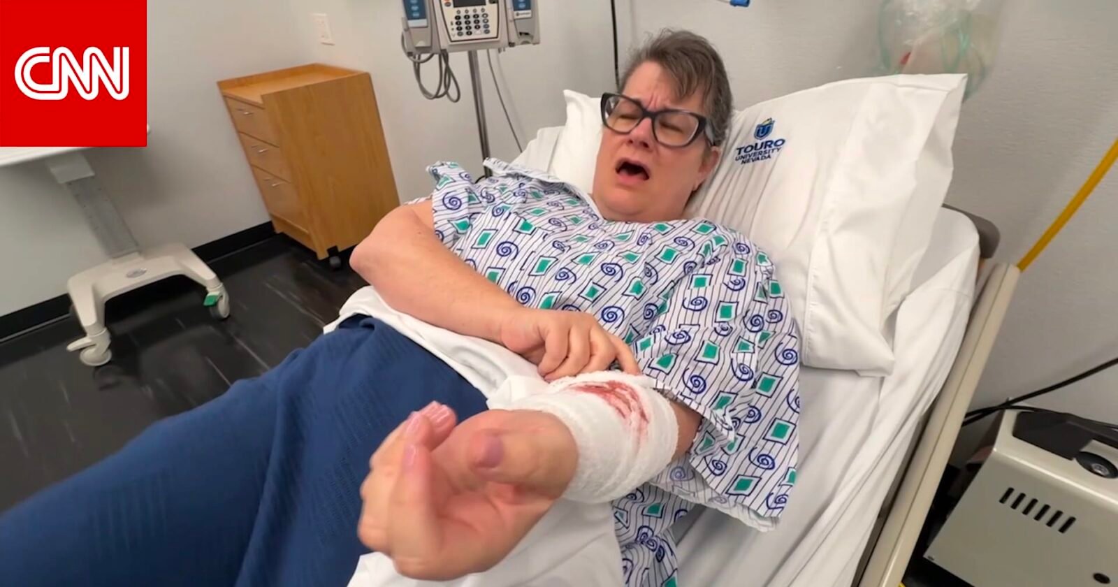 طلاب طب يتفاعلون مع ممثل يجسد دور مريض في بيئة محاكاة سريرية بجامعة تورو نيفادا.