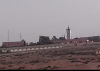 صورة للمدرسة العتيقة الرحمة بأيت ياسين، تظهر عمارتها التقليدية وطلابها، رمزاً لاستمرارية التعليم الأصيل في الجنوب المغربي.