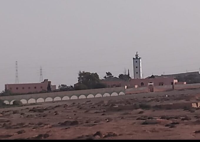 صورة للمدرسة العتيقة الرحمة بأيت ياسين، تظهر عمارتها التقليدية وطلابها، رمزاً لاستمرارية التعليم الأصيل في الجنوب المغربي.