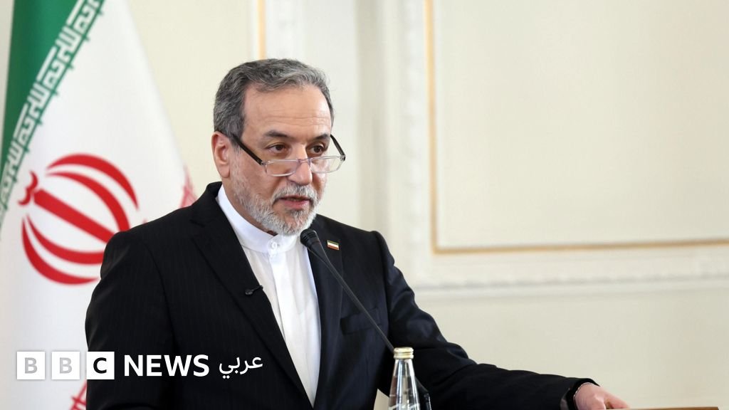 صورة لوزير الخارجية الإيراني عباس عراقجي والمبعوث الأمريكي الخاص ستيف ويتكوف، معروضة في صحيفة طهران تايمز.