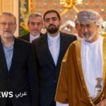 صورة تجمع أمين المجلس الأعلى للأمن القومي الإيراني علي لاريجاني وسلطان عُمان هيثم بن طارق خلال لقائهما في قصر البركة.