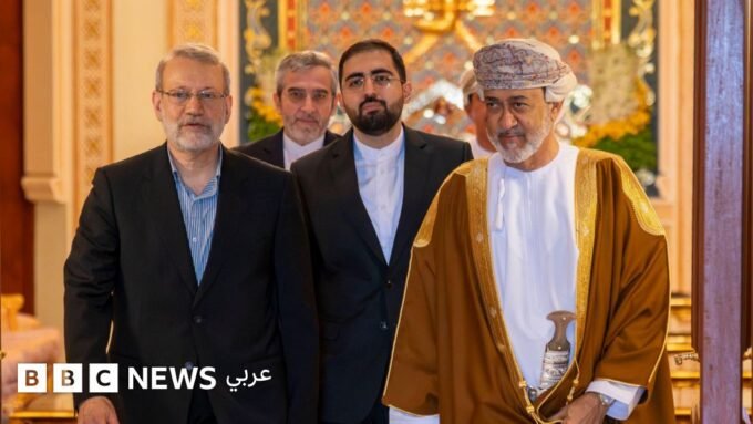 صورة تجمع أمين المجلس الأعلى للأمن القومي الإيراني علي لاريجاني وسلطان عُمان هيثم بن طارق خلال لقائهما في قصر البركة.