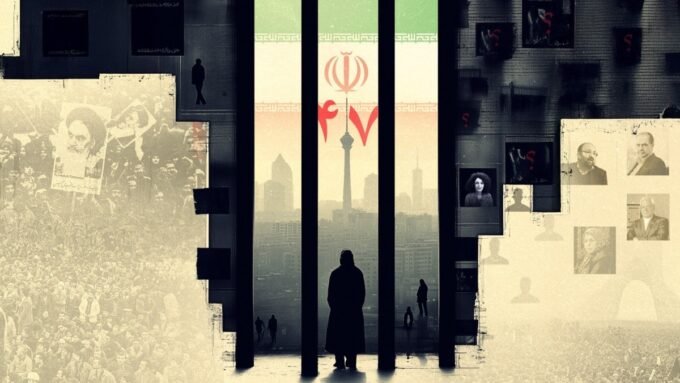 صورة لأطفال يحملون أعلاماً إيرانية بجوار صاروخ معروض في طهران خلال احتفالات ذكرى الثورة الإسلامية.