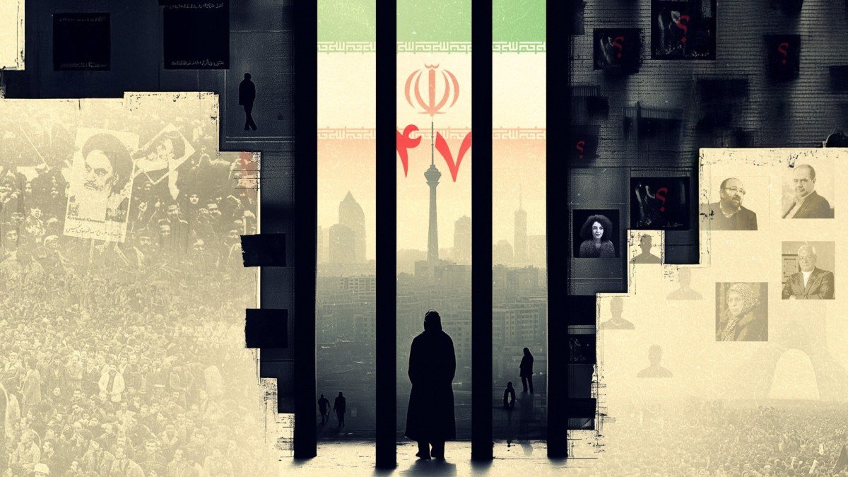 صورة لأطفال يحملون أعلاماً إيرانية بجوار صاروخ معروض في طهران خلال احتفالات ذكرى الثورة الإسلامية.