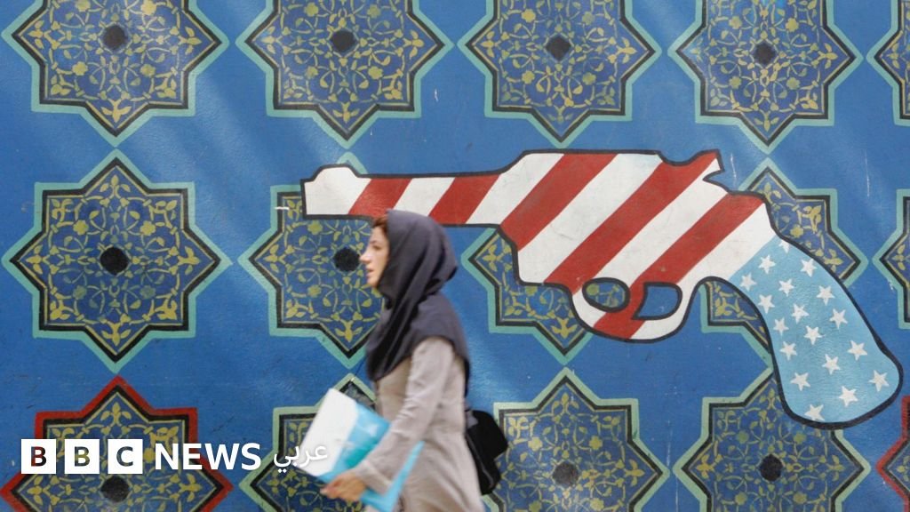 مسار التفاوض الشائك: رحلة العلاقات الإيرانية الأمريكية من السرية إلى الحوار غير المباشر 3 لقاء دبلوماسي يرمز إلى مسار التفاوض غير المباشر بين إيران والولايات المتحدة.