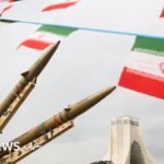 أعلام وصواريخ أمام برج آزادي في طهران خلال ذكرى الثورة الإسلامية، مع صورة أرشيفية لنتنياهو وترامب.