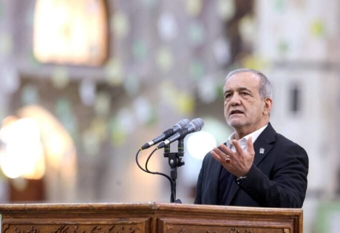 الرئيس الإيراني مسعود بزشكيان يتحدث في مؤتمر صحفي حول الملف النووي والضغوط الدولية