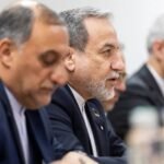 وزير الخارجية الإيراني عباس عراقجي خلال مؤتمر صحفي حول المفاوضات النووية.