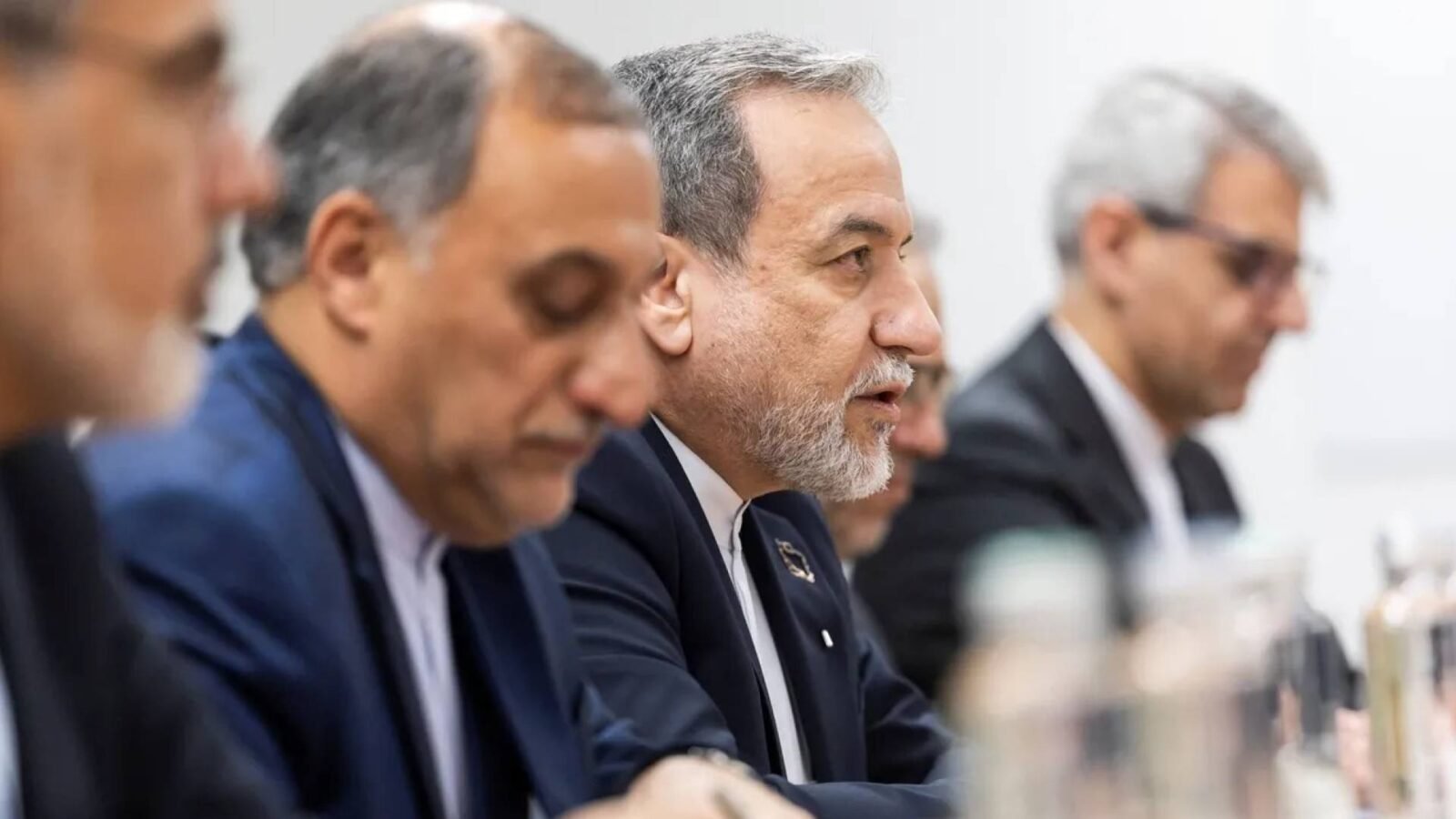 وزير الخارجية الإيراني عباس عراقجي خلال مؤتمر صحفي حول المفاوضات النووية.