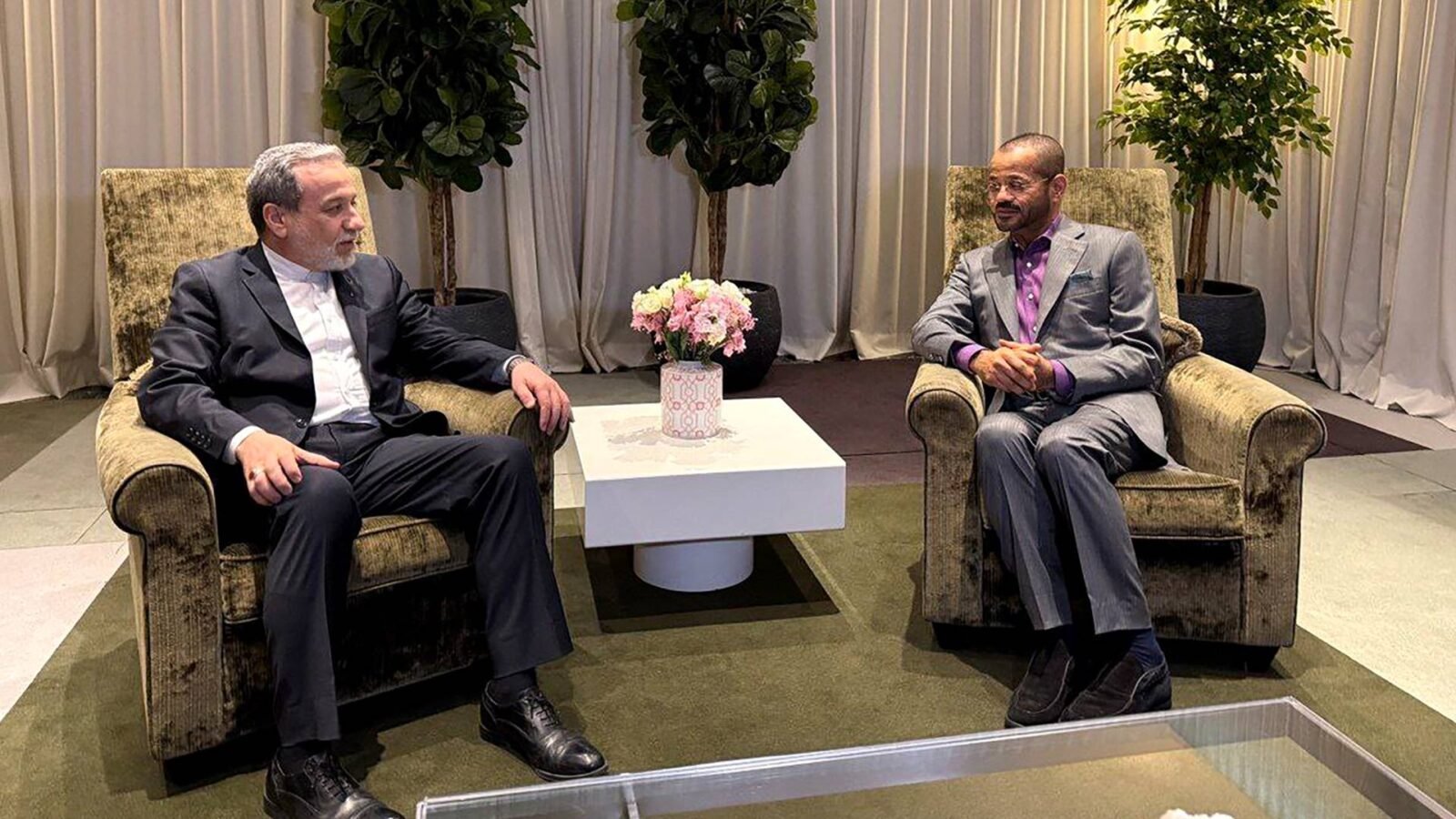 المفاوضات النووية الإيرانية: عراقجي يصف جولة جنيف بـ'الأفضل' وترقب لاجتماع الخبراء في فيينا 3 وزير الخارجية الإيراني عباس عراقجي يتحدث في مؤتمر صحفي حول المفاوضات النووية.