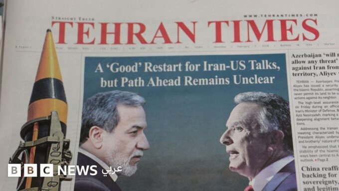 صورة لوزير الخارجية الإيراني عباس عراقجي والمبعوث الأمريكي للشرق الأوسط ستيف ويتكوف على غلاف صحيفة إيرانية.