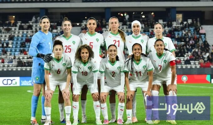 صورة لاعبات المنتخب الوطني المغربي النسوي يحتفلن بالفوز على بوركينا فاسو في مباراة ودية.