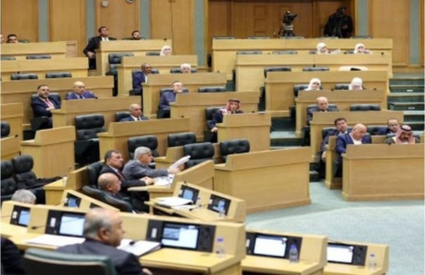 صورة لطلاب جامعيين يدرسون، مع إشارة رمزية لدعم المنح والقروض التعليمية.