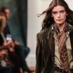 أسبوع الموضة في نيويورك: هل يعيد الحنين تشكيل مستقبل الأزياء الأمريكية؟ 6 عرض أزياء رالف لورين لخريف 2026 في أسبوع الموضة بنيويورك، يظهر فيه المصمم وهو يقدم مجموعته المستوحاة من إرثه.