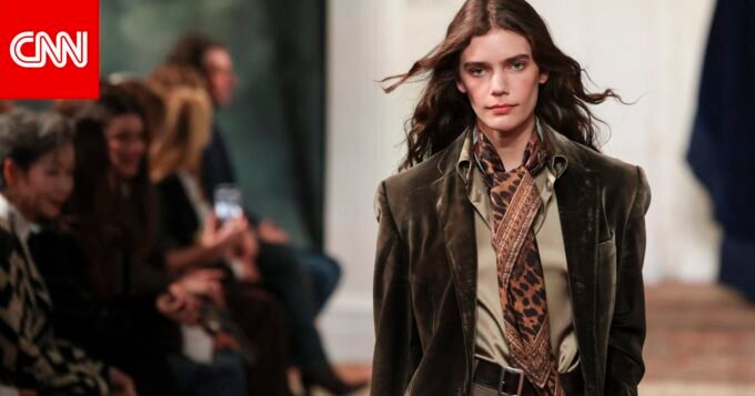 عرض أزياء رالف لورين لخريف 2026 في أسبوع الموضة بنيويورك، يظهر فيه المصمم وهو يقدم مجموعته المستوحاة من إرثه.