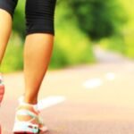 شخص يمارس المشي السريع في الهواء الطلق، يظهر الحيوية والنشاط.