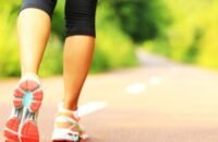 شخص يمارس المشي السريع في الهواء الطلق، يظهر الحيوية والنشاط.