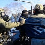 حملة الهجرة في مينيابوليس: قصص فرار ومخاوف مجتمعية متصاعدة 4 صورة لأبناء رعية الكنيسة الإنجيلية "الله يتكلم اليوم" وهم ينظمون توزيع الطعام على المتضررين من عملية إدارة الهجرة والجمارك الأمريكية.