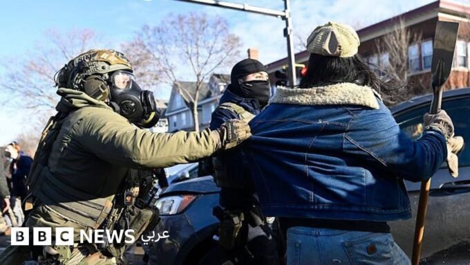 صورة لأبناء رعية الكنيسة الإنجيلية "الله يتكلم اليوم" وهم ينظمون توزيع الطعام على المتضررين من عملية إدارة الهجرة والجمارك الأمريكية.