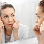 الوذمة الكلوية: دليلك الشامل للتمييز بين أنواع التورم وأعراض مشاكل الكلى 4 صورة تعبيرية لعين منتفخة، ترمز إلى الوذمة الكلوية أو تورم الجفون كعلامة على مشاكل الكلى.