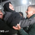 صورة تظهر حافلات تنقل الجرحى الفلسطينيين من غزة إلى معبر رفح البري.