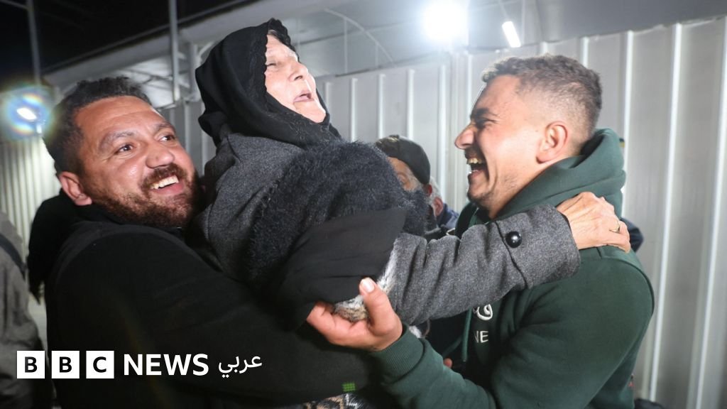 صورة تظهر حافلات تنقل الجرحى الفلسطينيين من غزة إلى معبر رفح البري.