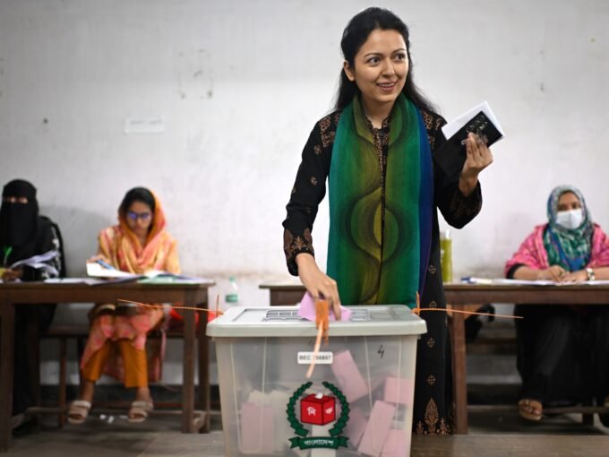 مواطنون بنغلاديشيون يصطفون للإدلاء بأصواتهم في الانتخابات البرلمانية لعام 2026.