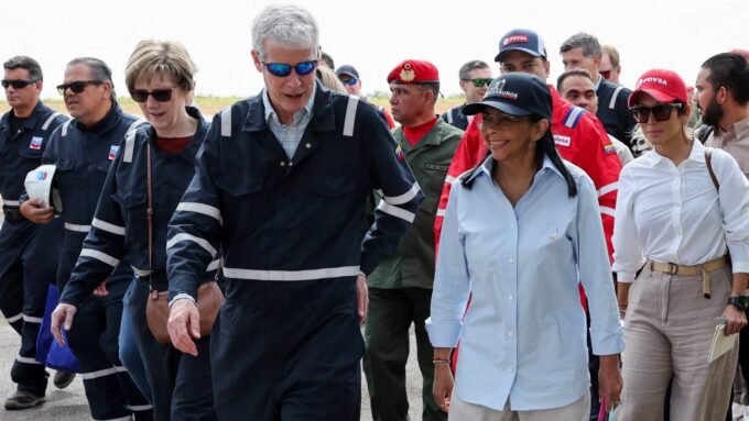 الرئيسة الفنزويلية بالوكالة ديلسي رودريغيز تتحدث في مؤتمر صحفي