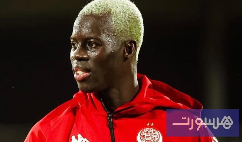 صورة للاعب ستيفان عزيز كي بقميص الوداد الرياضي أثناء وداعه الرسمي من النادي.