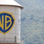 مستقبل CNN على المحك: تداعيات صفقة الاندماج بين باراماونت وWBD 6 شعار شبكة CNN وشعار باراماونت يرمزان إلى اندماج محتمل وتأثيره على مستقبل الإعلام الإخباري.