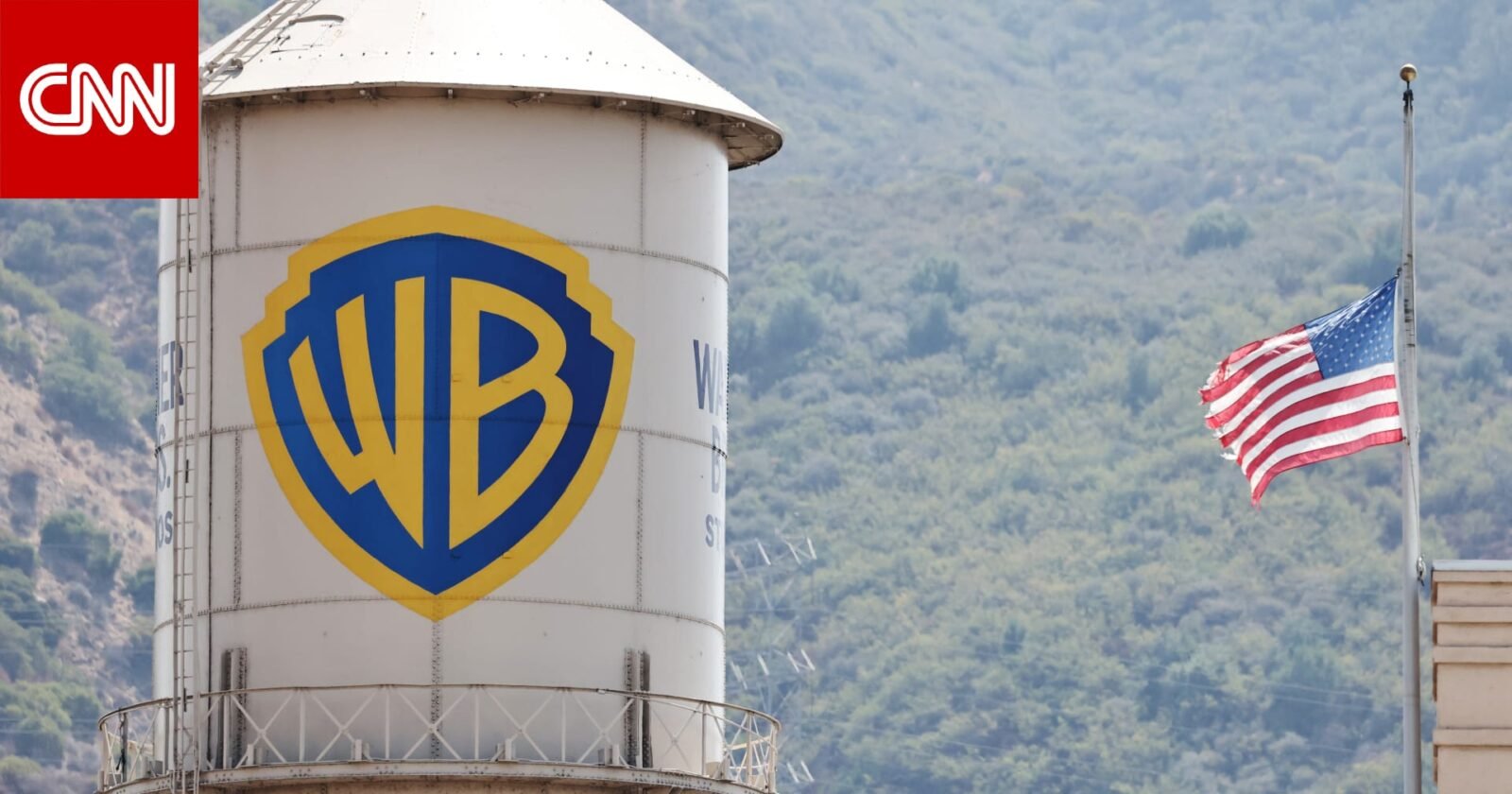 شعار شبكة CNN وشعار باراماونت يرمزان إلى اندماج محتمل وتأثيره على مستقبل الإعلام الإخباري.