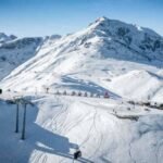 صورة تظهر آثار انهيار ثلجي في منطقة جبلية وعرة