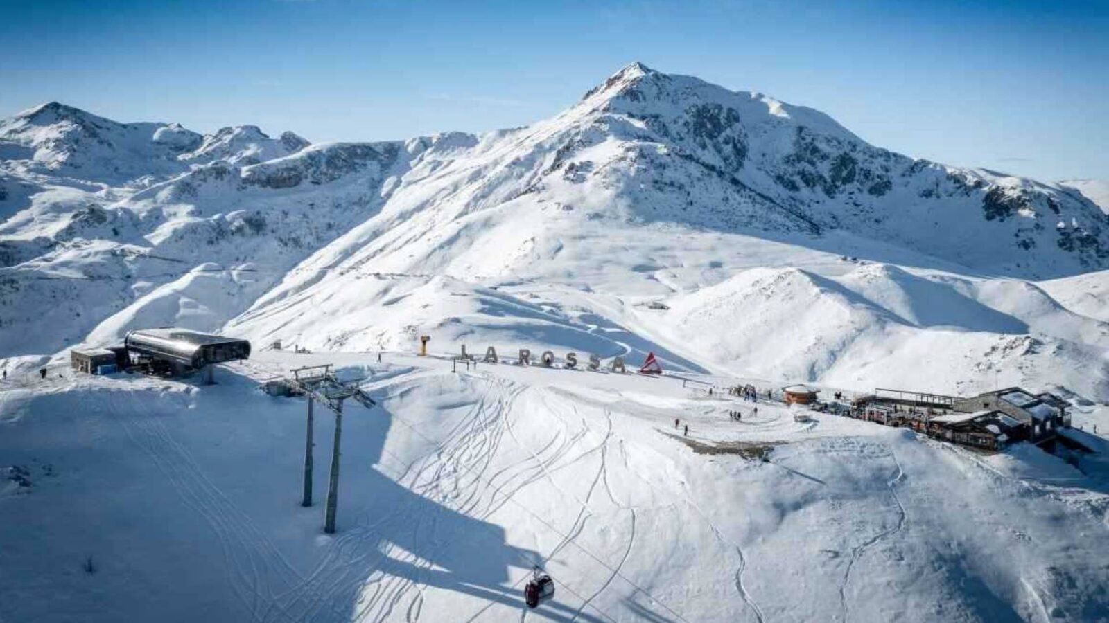 صورة تظهر آثار انهيار ثلجي في منطقة جبلية وعرة