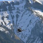 منظر بانورامي لجبال الألب الإيطالية المغطاة بالثلوج مع علامات تحذير من الانهيارات الجليدية