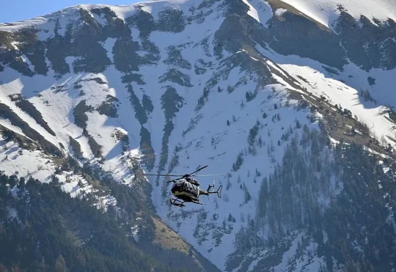 منظر بانورامي لجبال الألب الإيطالية المغطاة بالثلوج مع علامات تحذير من الانهيارات الجليدية